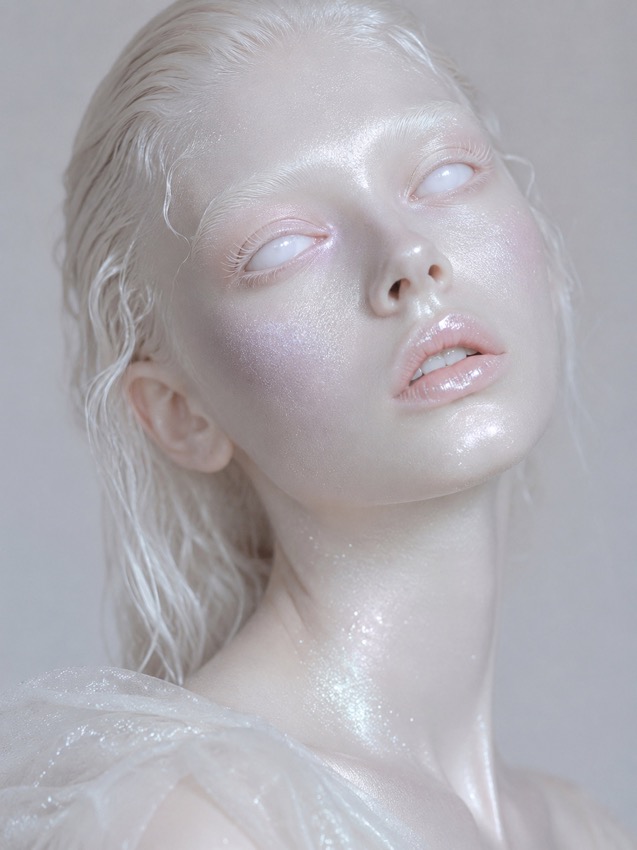 Zeffy Night Keeper | 白い瞳のアルビノ・ビューティー - white-eyed-albino-beauty-portrait