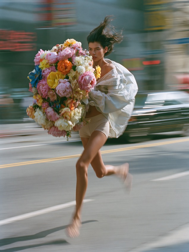 Zeffy Night Keeper | 色彩の花束を抱えて駆ける女性｜流し撮りストリートアート - colorful-flower-bouquet-running-woman-street-art